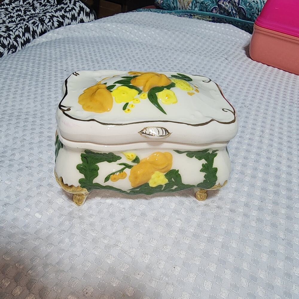 VINTAGE EUC FLORAL SPRING TRINKET BOX